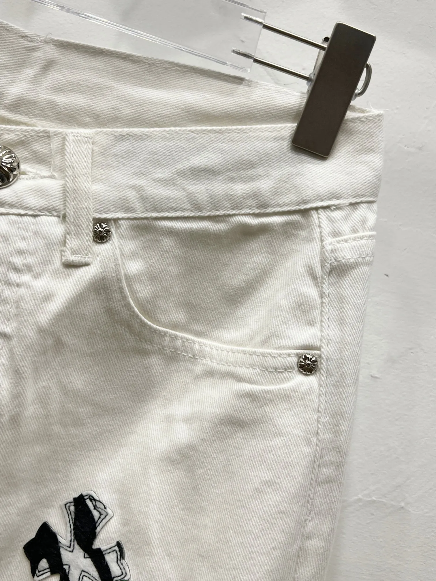 P260 Style number: (c037) Chrome hearts Cross patch leather jeans workwear logging pants Chrome hearts logging pants are here! ! ! CH Croix Heart Double Knee Cross Patch Leather Bo1 Style Logging Pants Straight-leg Work Pants B136 Croix Heart Cross Sanskrit Overalls Price 4W Level, Patched Cross Pattern Decoration, High Waist Washed Jeans! ! Absolutely high-end luxury products, 1.9W level god-level single products, super popular products, made by top heavy industry, not to be missed. About Zangyin, this is an extremely luxurious fashion brand, which can also be called the nobles of the high street. It has always been an exclusive brand of some hipsters or rich second generation. Compared with ordinary high streets, it is more luxurious and noble. Compared with luxury brands, it has a more fashionable personality and has always been a brand that I have a special liking for. Imported yarn is custom-woven into a high-density twill canvas, which ensures a crisp silhouette while the fabric feels very delicate. It follows the B01 classic silhouette, with a crisp and stylish upper body. The ready-made garments are stone-ground and fermented and can be matched with any style. Buttons and zinc are washed with genuine YKK retro metal products. Double-layered canvas on the front. Perfect details. All hardware is perfect. Size: s-XXL Color: White